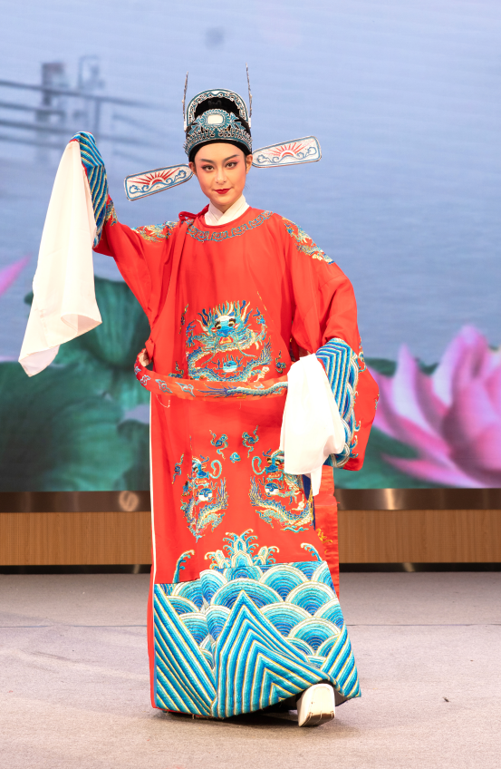 董昕阳